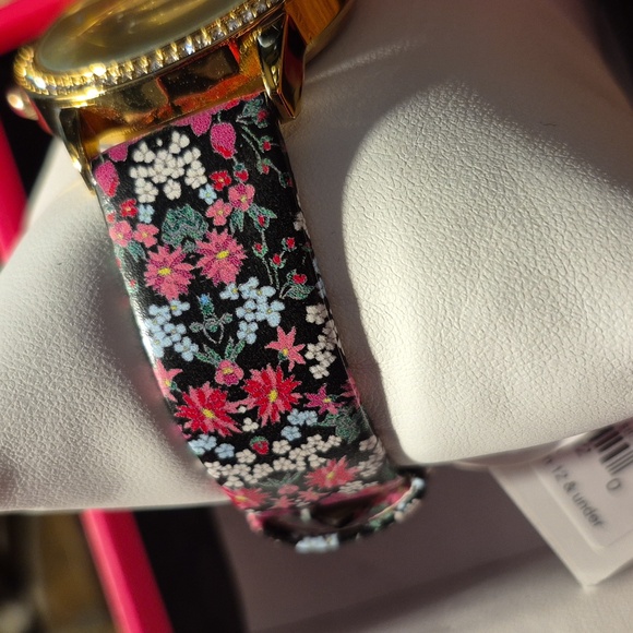 Betsy Johnson Women's Floral Heart Watch Brand New With Tag - Picture 5 of 6